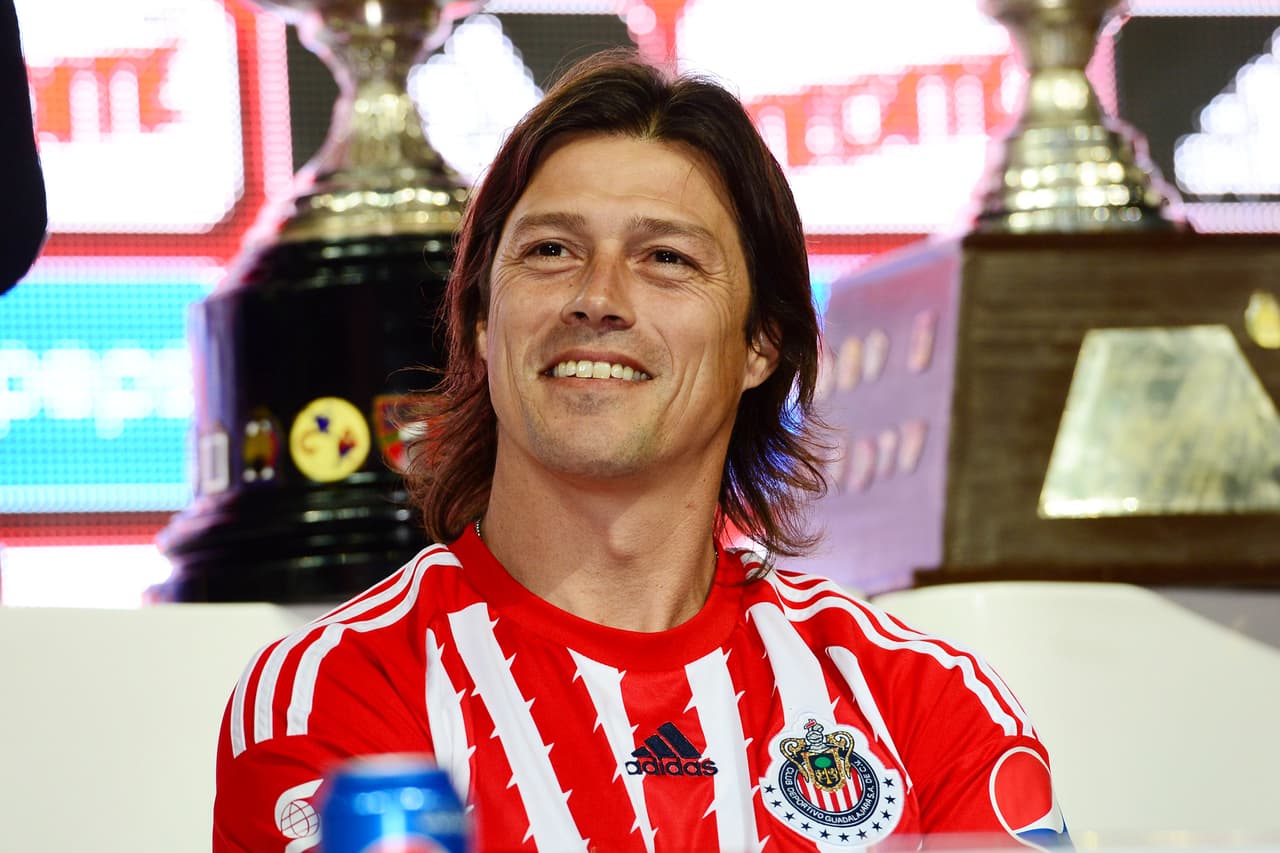 Sus grandes resultados con River Plate y Banfield, en Argentina, atrajeron las miradas de grandes clubes de América Latina, entre ellos las Chivas de Gualajara, que finalmente se quedaron con sus servicios.