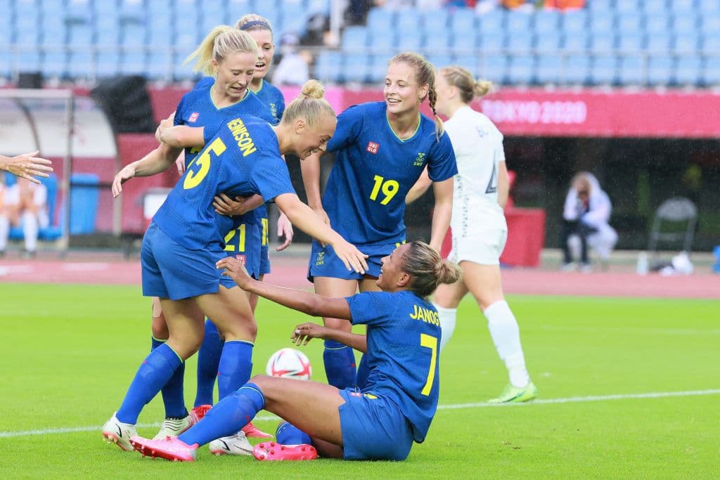 Suecia imparable consigue su tercera victoria ante Nueva Zelanda con marcador de 2-0 y reafirma su calificación como primer lugar del grupo G. En Cuartos de Final, Suecia se medirá ante el equipo local y las 'kiwis' lo harán ante Gran Bretaña.