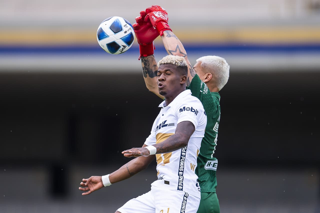 Pumas y Querétaro terminan el encuentro sin goles durante la cuarta Jornada del torneo Apertura Grita México 2021. La escuadra universitaria se quedó con 10 hombres al minuto 89' tras la expulsión de Fabio Álvarez por una patada. Los universitarios se enfrentarán ante Necaxa y los 'gallos blancos' ante Tigres en la próxima jornada.
