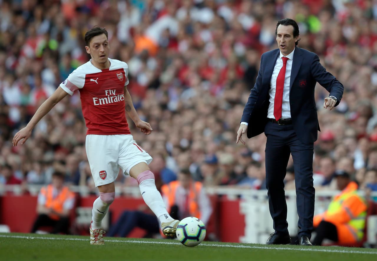 Emery aseguró que los jugadores no querían al Mesut Özil como capitán.