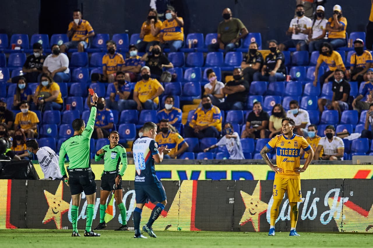 Salcedo se fue del juego por doble amarilla al minuto 57.