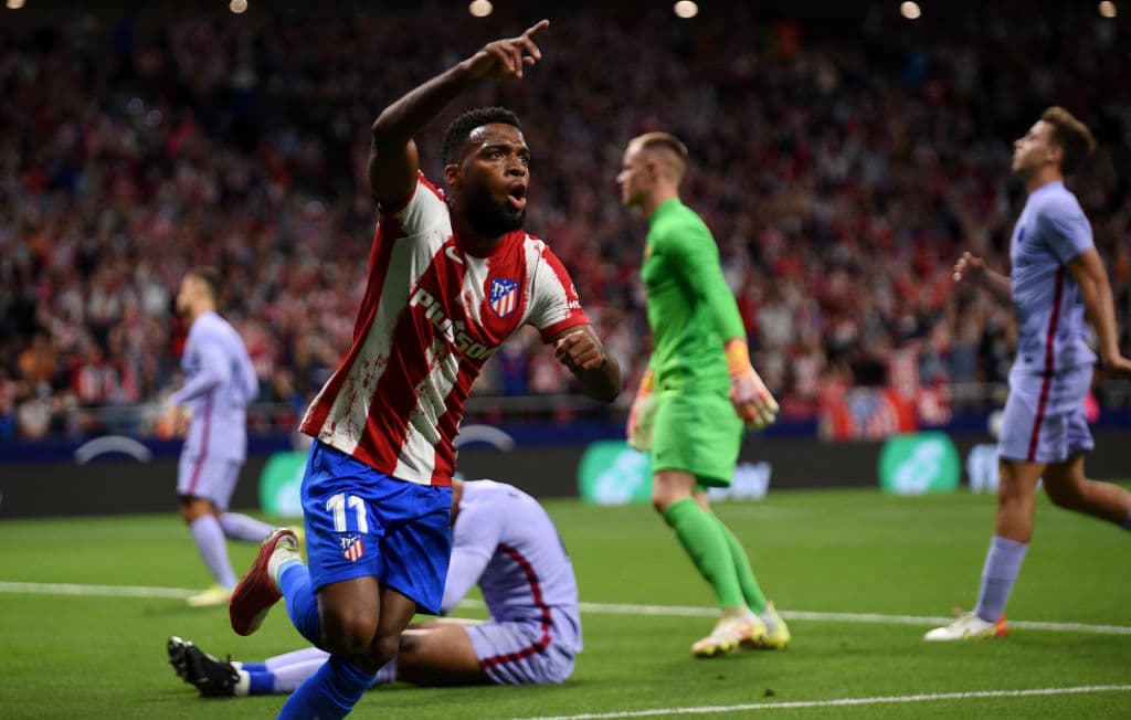 Con goles de Thomas Lemar y Luis Suárez, Atlético de Madrid vence 2-0 al Barcelona y empatan al Madrid en la cima de la tabla.