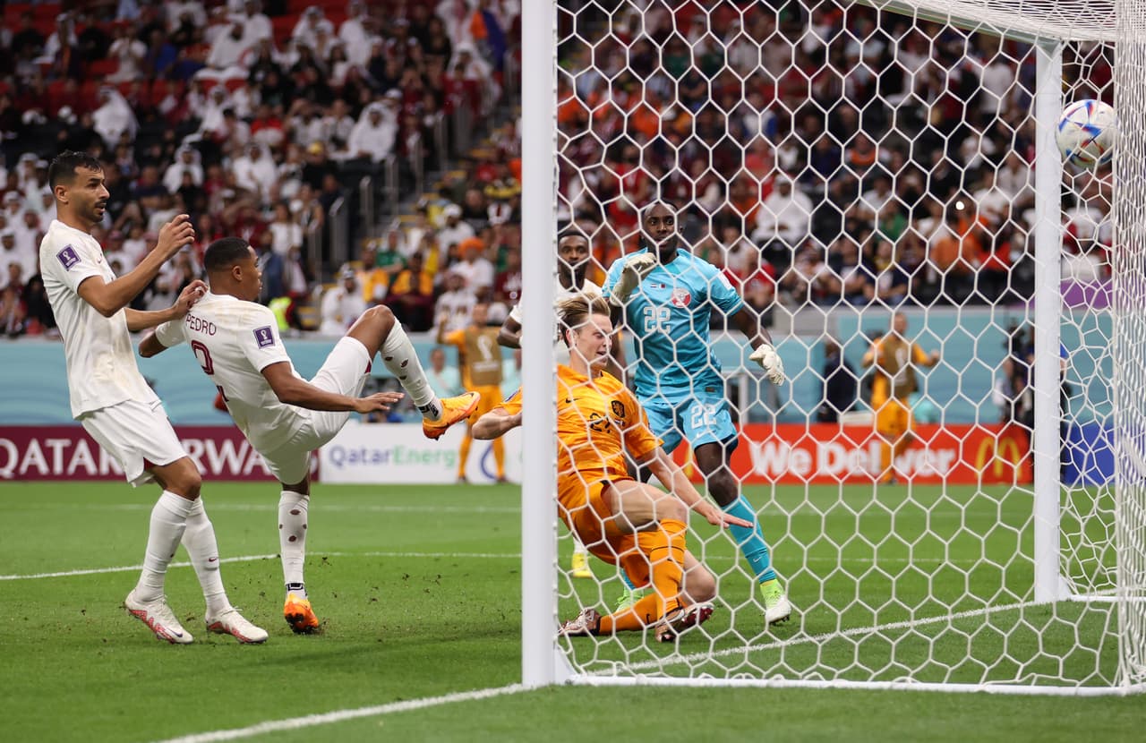 Países Bajos venció 2-0 a Catar con goles de Cody Gakpo (26’) y Frenkie de Jong (49’) para terminar de líder del Grupo A del Mundial Qatar 2022.