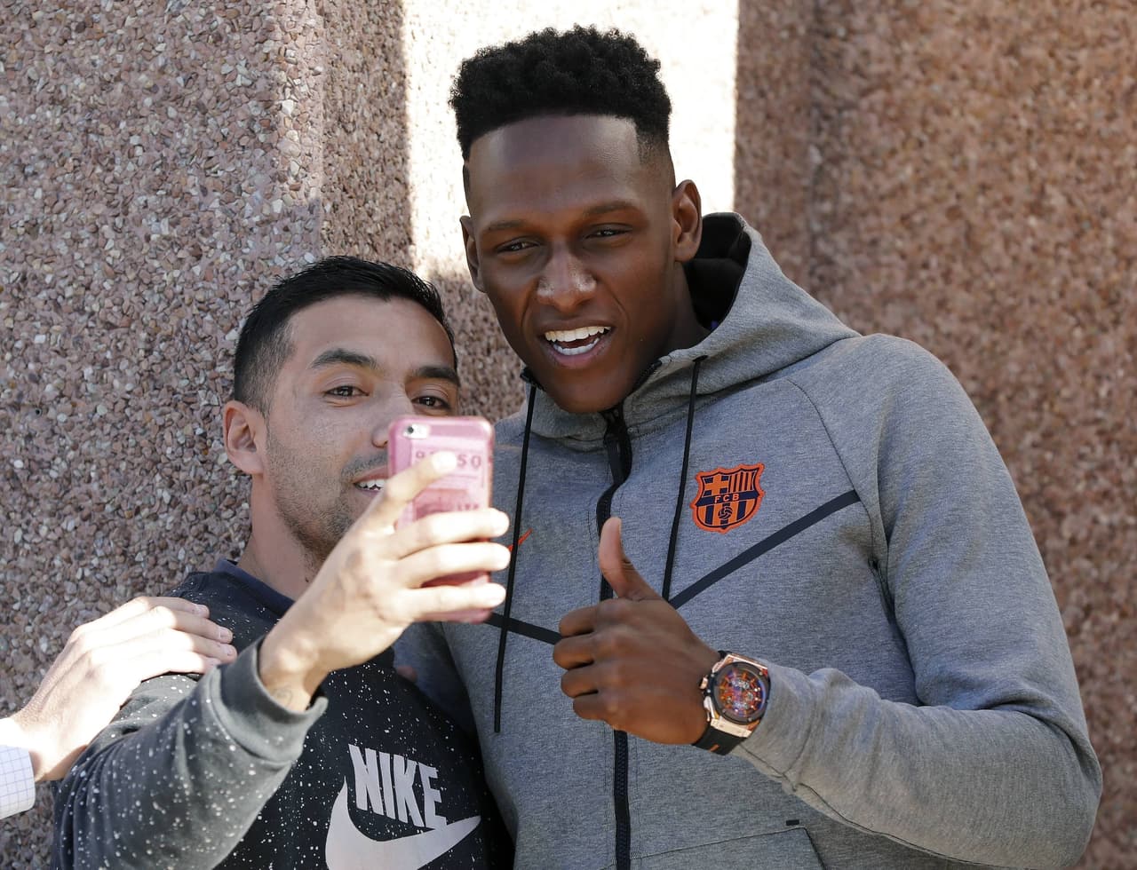 Varios colombianos se acercaron a su compatriota para tener las primeras imágenes del que es el primer jugador de ese país en defender los colores del Barcelona.