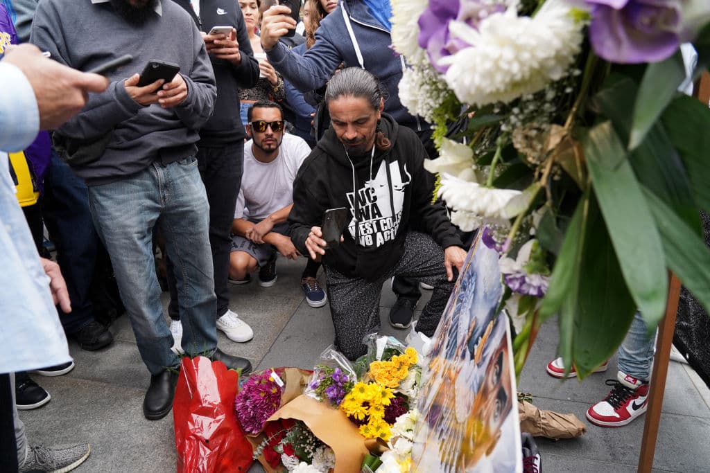 Aficionados se acercaron al Staples Center, entre lagrimas e indredulidad para dejar flores por la muerte de Kobe Bryant.