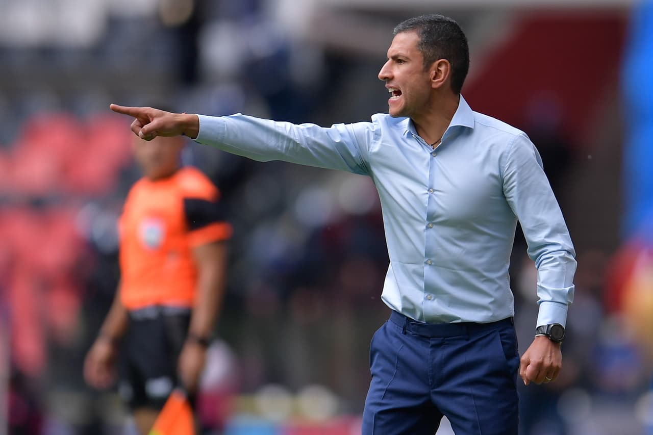 Jaime Lozano le daba instrucciones a sus futbolistas.