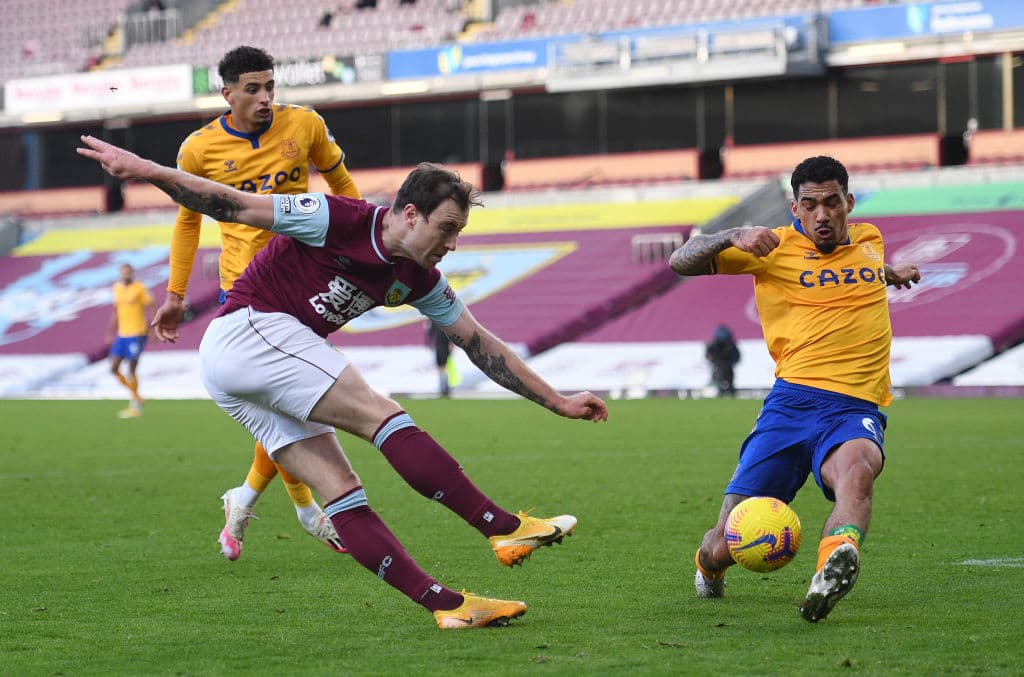 Burnley y Everton igualaron a un gol en el Turf Moor. Robbie Brady (3’) adelantó a los locales y Dominic Calvert-Lewin (45+3’) emparejó para el cuadro de Ancelotti. James Rodríguez jugó los 90’ del juego.