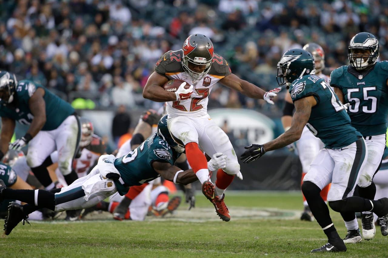 4. DOUG MARTIN - Fue parte en la masacre sobre la defensiva de Philadelphia. Corrió 27 veces para 235 yardas sin touchdown. Se trata de la segunda cifra más alta en la historia para un corredor que no anota de 6 puntos. Martin ya tiene 941 yardas con promedio de 5 yardas por acarreo en la temporada.