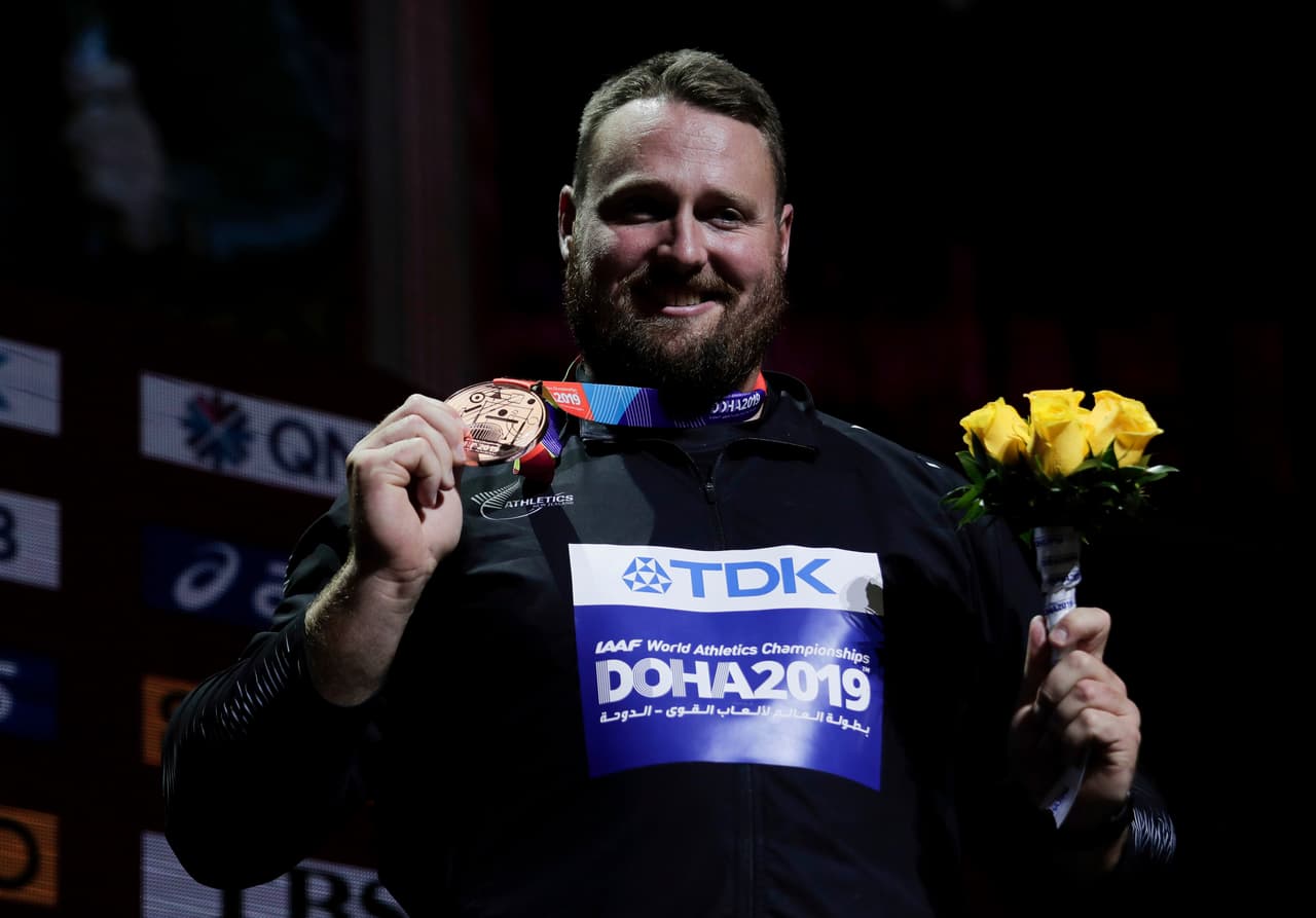 Los atletas comparten la emoción de sus logros en el mundial de atletismo en Doha.