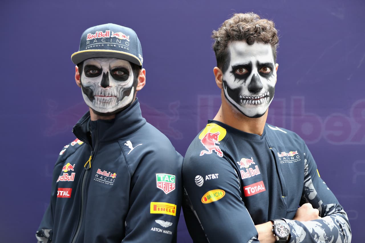 El australiano Daniel Ricciardo y el holandés Max Verstappen, ambos del equipo Red Bull Racing, se metieron en el papel del Día de los Muertos con maquillaje.