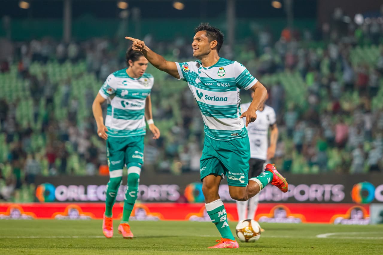 Santos no se despeinó y sin acelerar le pasó por encima a unos Gallos Blancos de Querétaro que se desfondaron desde el primer tiempo en un partido muy ligero para los de Guillermo Almada.