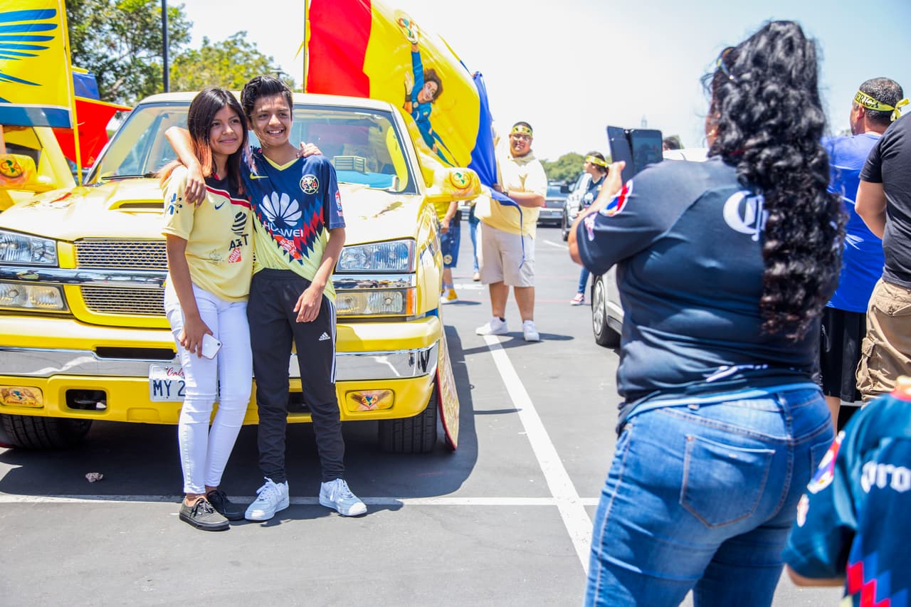 Así se vivió el color previo al partido de Campeón de Campeones de la Liga MX entre los Tigres de la UANL y las Águilas del América en Dignity Healt Sports Park, en Carson, California. Los dos más recientes monarcas del balompié mexicano se veían cara a cara para dirimir un trofeo que sus aficionados querían en las vitrinas de su club.