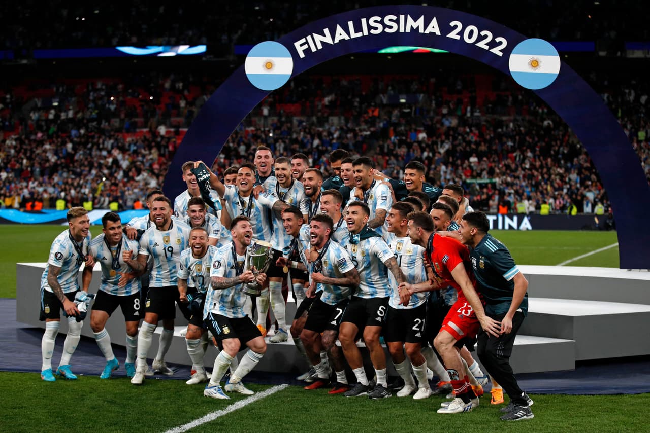 Así celebraron Argentina y Lionel Messi tras golear 0-3 a Italia para levantar la Finalissima en Wembley.