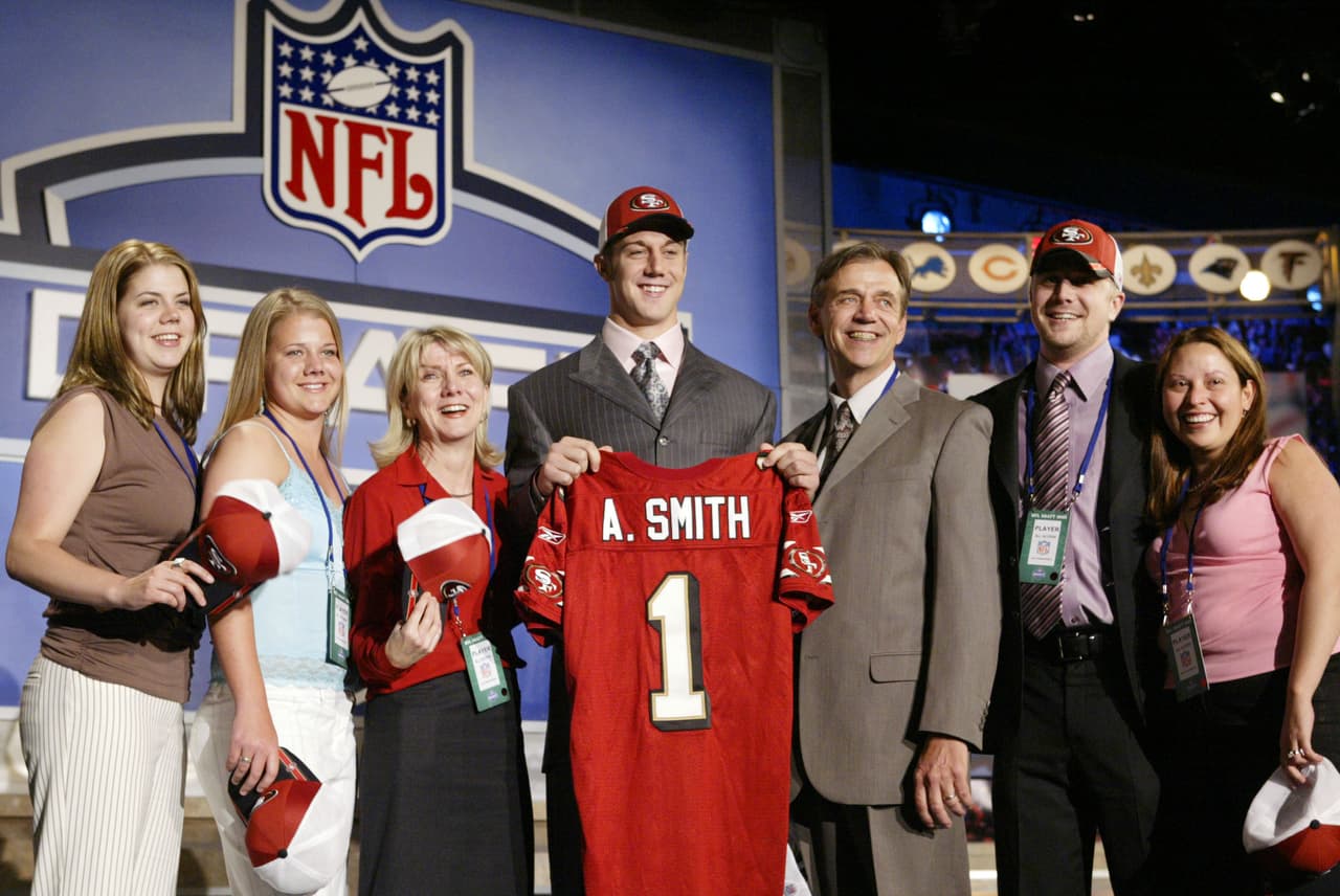 2005 — ALEX SMITH
<b>San Francisco 49ers</b> | QB Utah
<br>El mariscal de campo de Utah, Alex Smith (centro), se encuentra con amigos y familiares después de ser seleccionado como el No. 1 global por los San Francisco 49ers en el Draft de la NFL el sábado 23 de abril de 2005 en Nueva York. (AP Photo/ Gregory Bull)