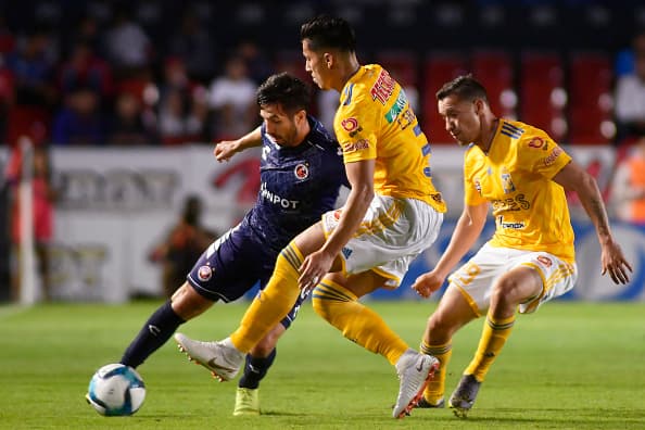 Durante la primera mitad ambos equipos lucharon por la posesión del esférico.