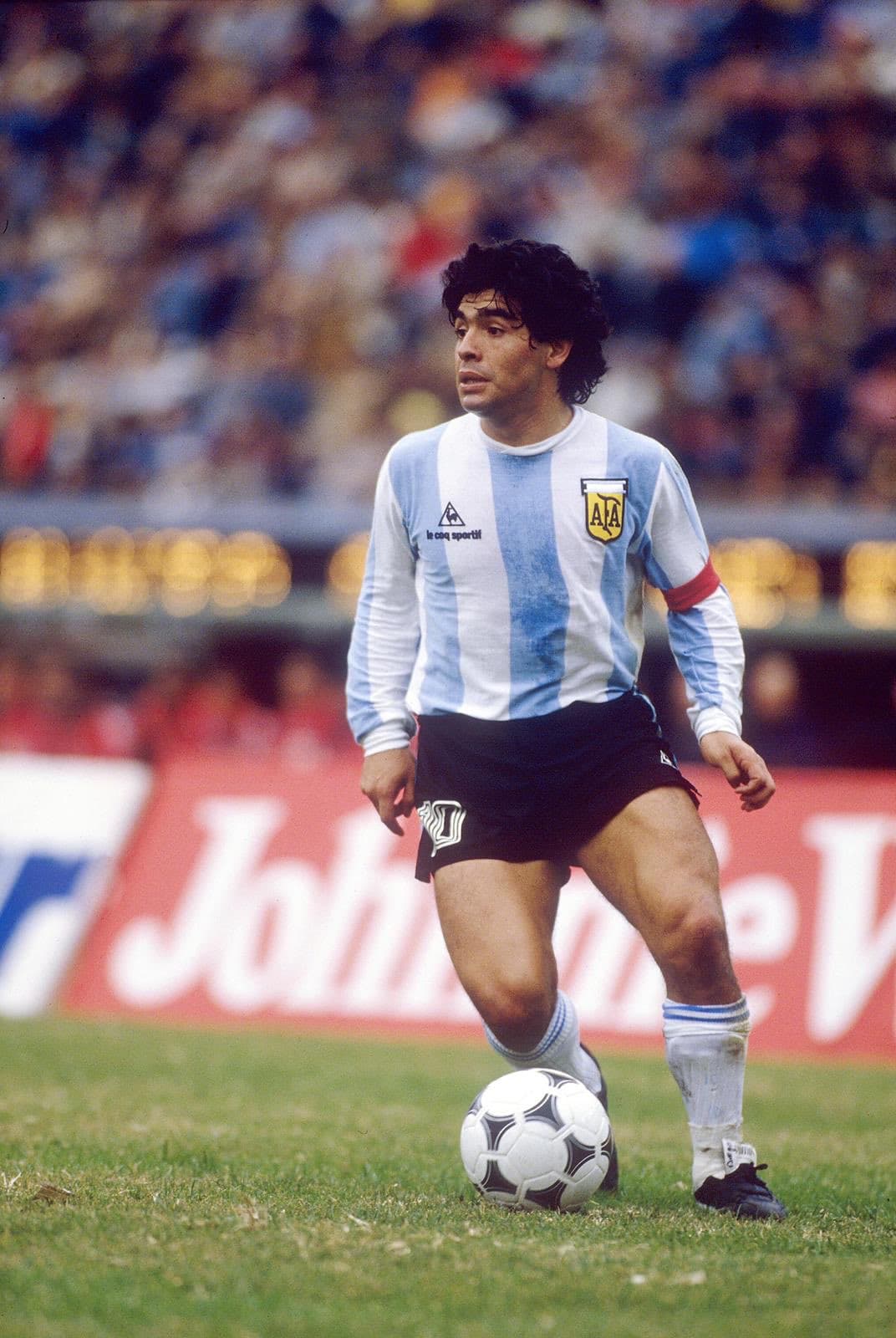 La marca ofical del jersey es Le coc sportif, mismo patrocinador de la playera del equipo argentino cuando Diego era jugador.