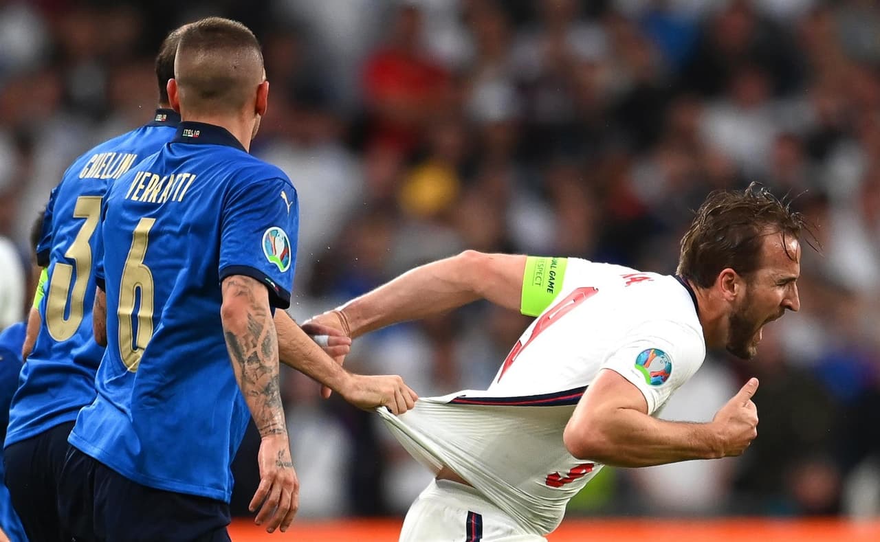 Italia es campeón indiscutible de Europa y se lleva la copa a casa. Luke Shaw abrió el marcador al minuto 2’ del encuentro y en el minuto 67, Leonardo Bonucci se encargó de igualar el marcador, ya en tiempos extra no pudieron pasar del 1-1 y, en tanda de penales, el equipo inglés no supo definir y la ‘Squadra Azzurra’ se corona en Wembley.