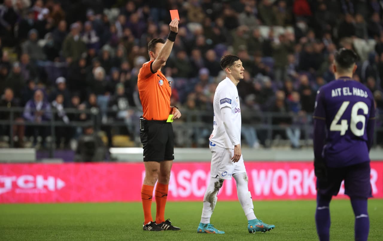 Gerardo Arteaga sufre expulsión con Genk gracias a revisión en VAR