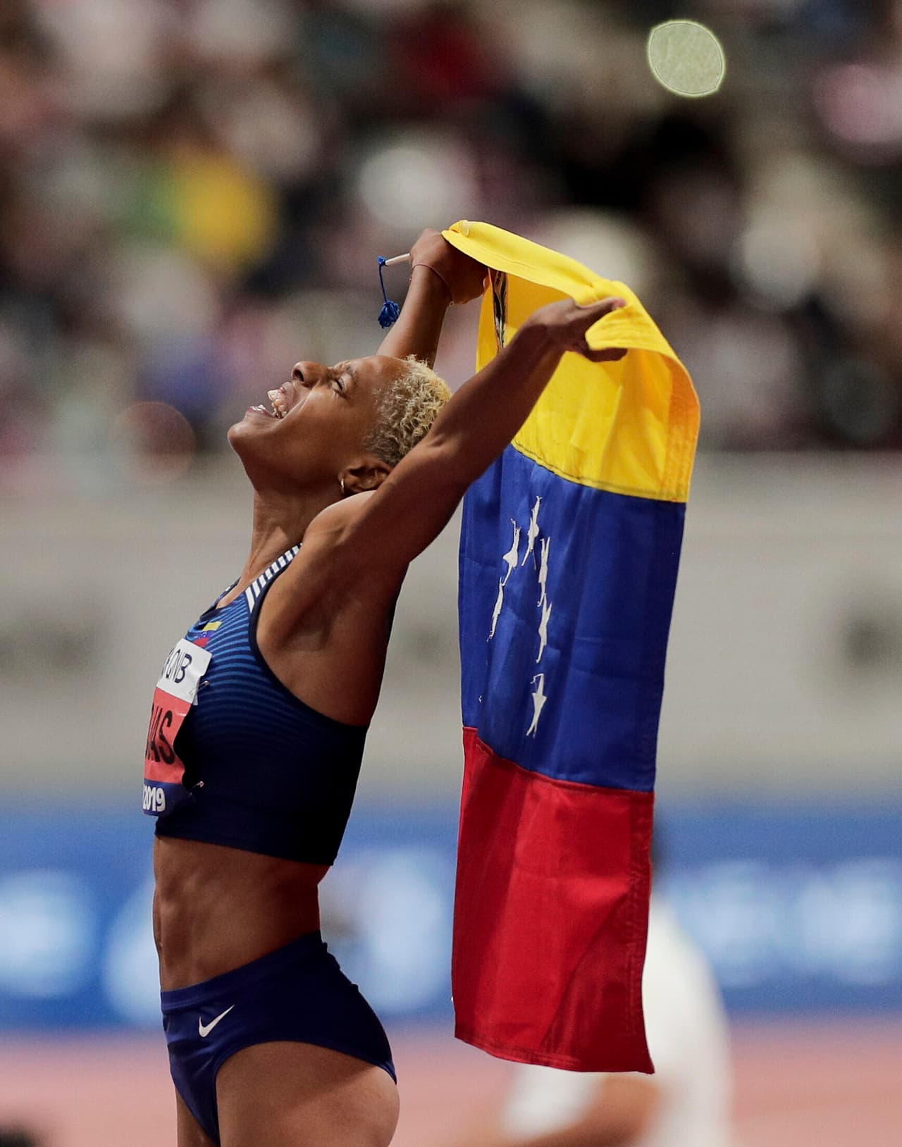 Los atletas comparten la emoción de sus logros en el mundial de atletismo en Doha.