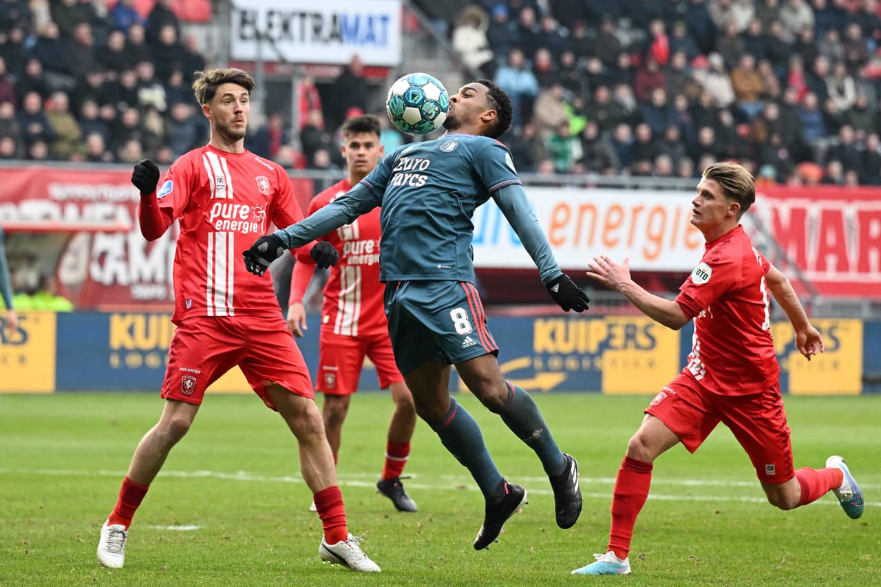 El Feyenoord empató ante el Twente con gol de Giménez, Ajax de Sánchez y Álvarez goleó al Excelsior a domicilio