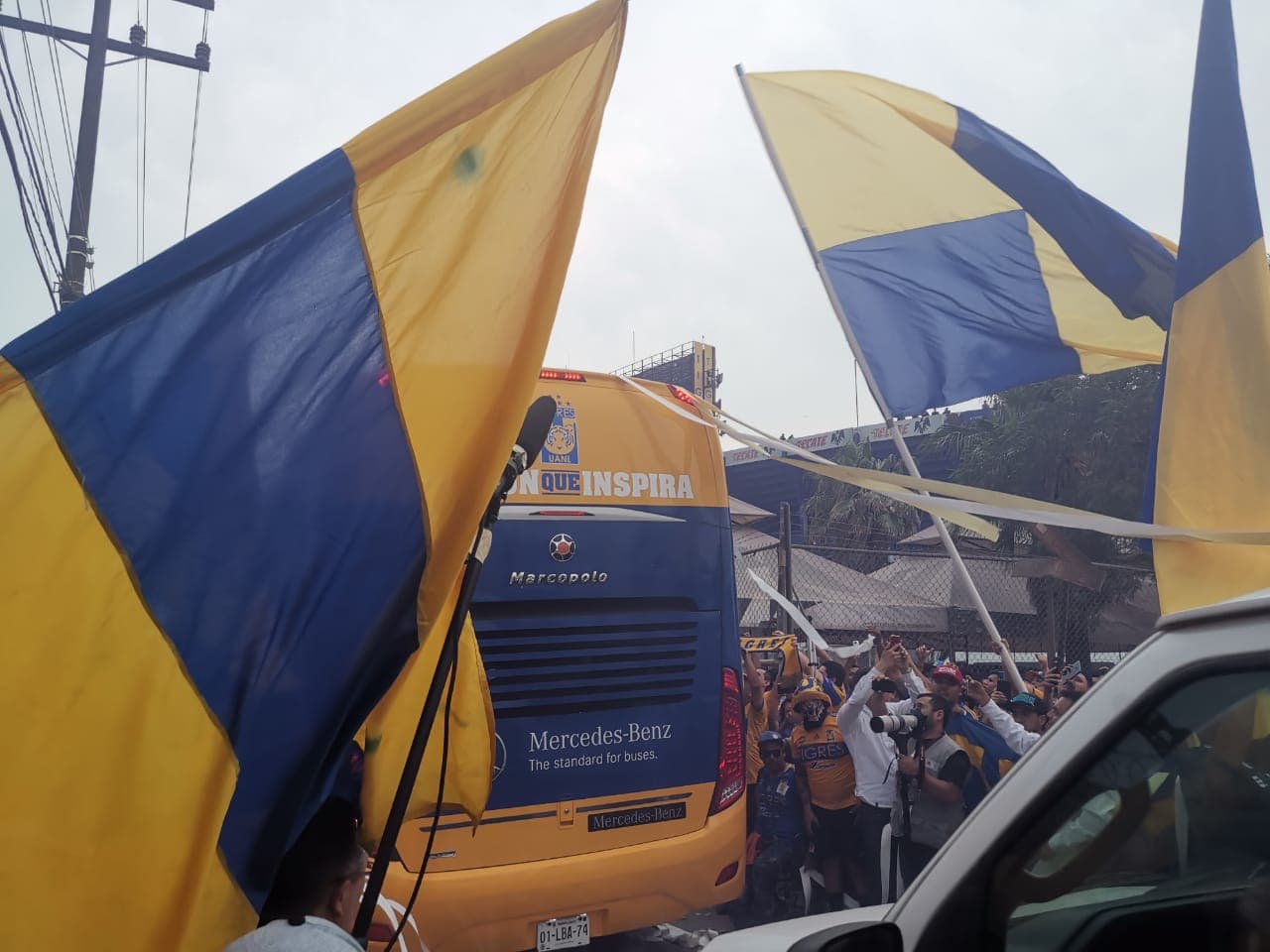 Fantástico ambiente el que crearon los fieles aficionados de los Tigres ante la llegada de su amado equipo a los alrededores del Estadio Universitario. ¡Miren qué colorido!
