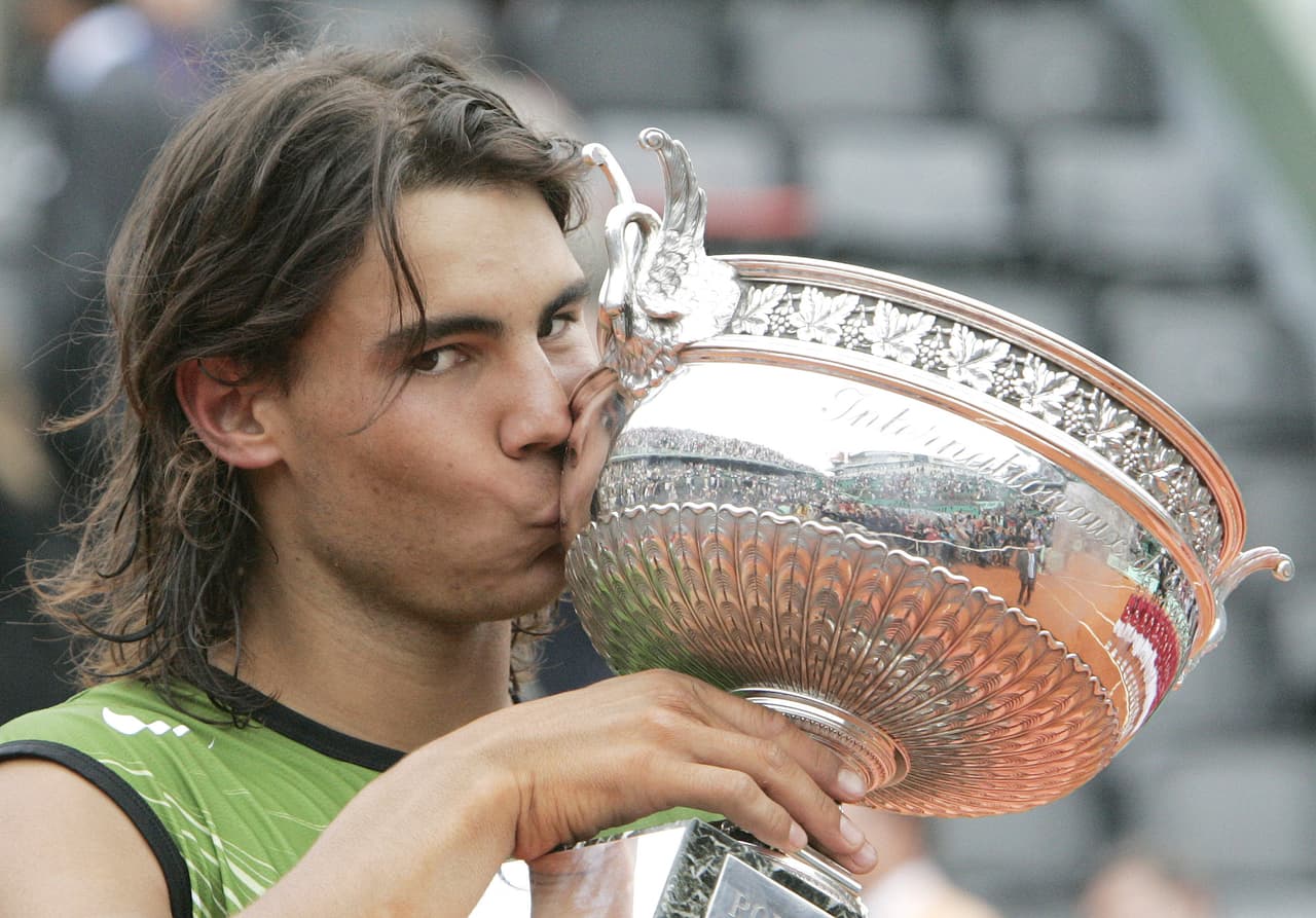 <b>Ganó Roland Garros</b>
<br>- Uno de los primeros Gran Slam ocurrió en 2005 cuando ganó Roland Garros ante Mariano Puerta.
<br>- Nadal, es el máximo ganador de este título con 12 conquistas.
<br>- Desde entonces, su greña comenzó a brillar en las duelas.