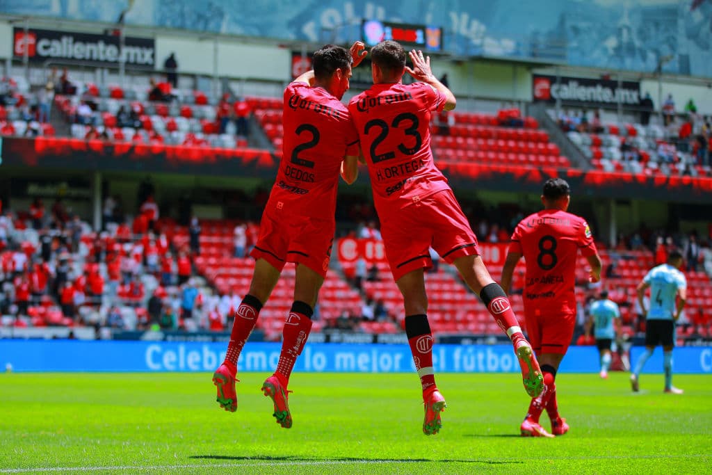 Toluca se impone en su casa ante Tigres 2-1 durante la segunda Jornada del Apertura 2021. Guido Pizarro abrió el marcador a los 27 minutos a favor de los de la UANL, pero Raúl López Gómez igualó el partido a los 33' y Alexis Canelo sumó gol para aventajar a los locales (84'). Fue Braian Zamudio quien sentenció el partido así los 'Diablos Rojos' suman tres puntos en el Grita México.
