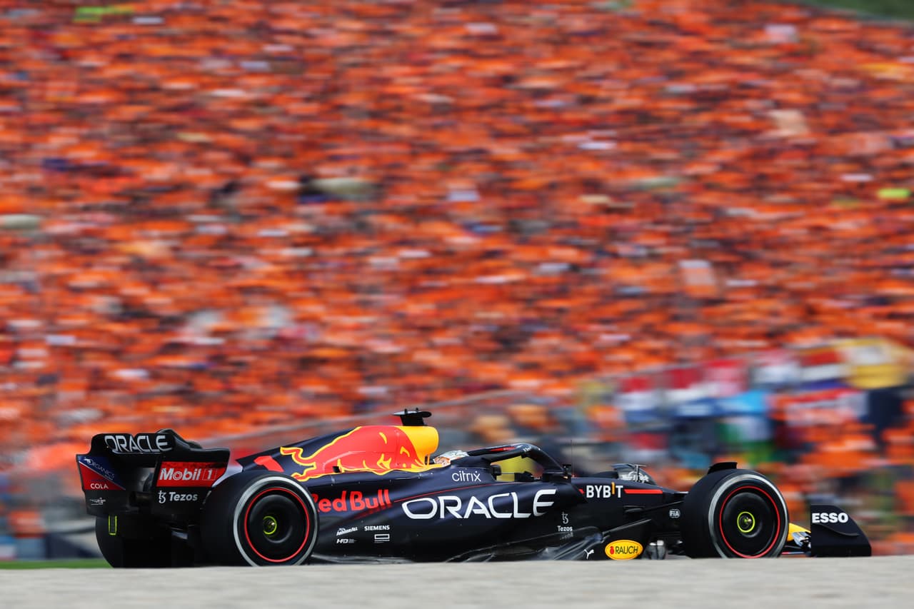 Charles Leclerc conquistó el GP de Austria por delante de Max Verstappen y Lewis Hamilton, en una carrera donde el mexicano Checo Pérez abandonó varias vueltas después de un roce que tuvo con George Russel, quien fue sancionado, y en la que Carlos Sainz también abandonó por una falla en el motor.