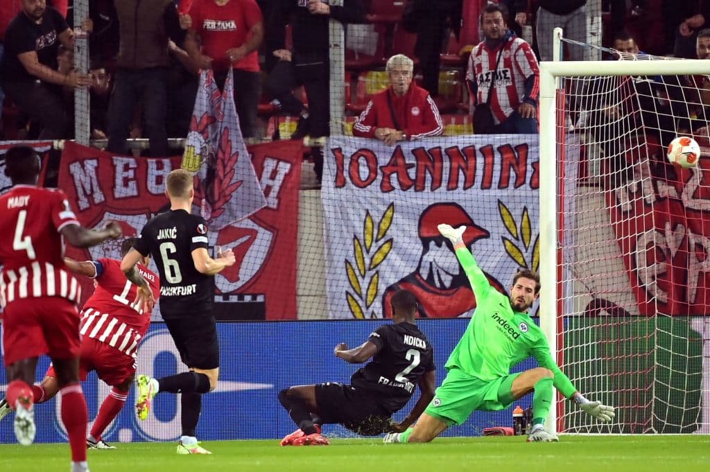 Olympiakos cayó ante Frankfurt 1-2 en la cuarta fecha de la Europa League. Kamada y Hauge anotaron los goles de la victoria.