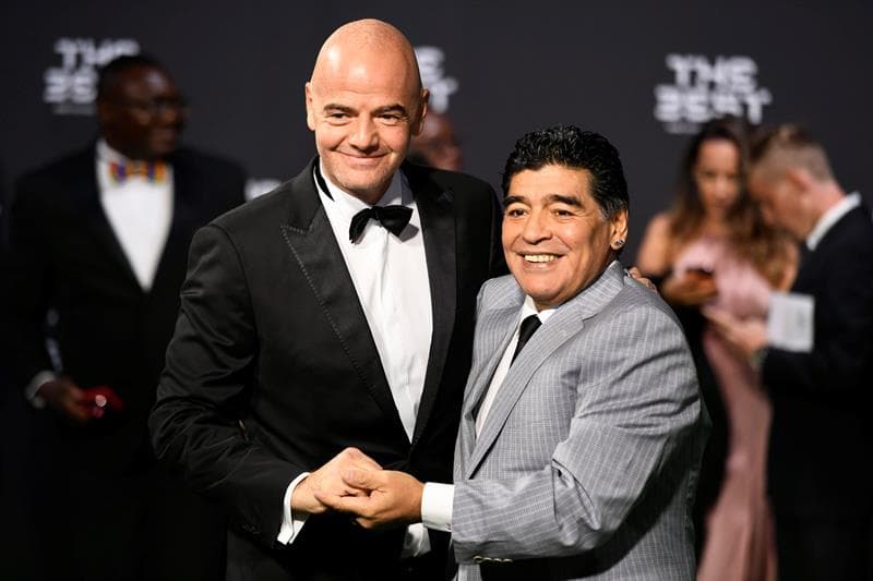 El presidente de la FIFA, el suizo Gianni Infantino (i), y el exfutbolista argentino Diego Armando Maradona (d).