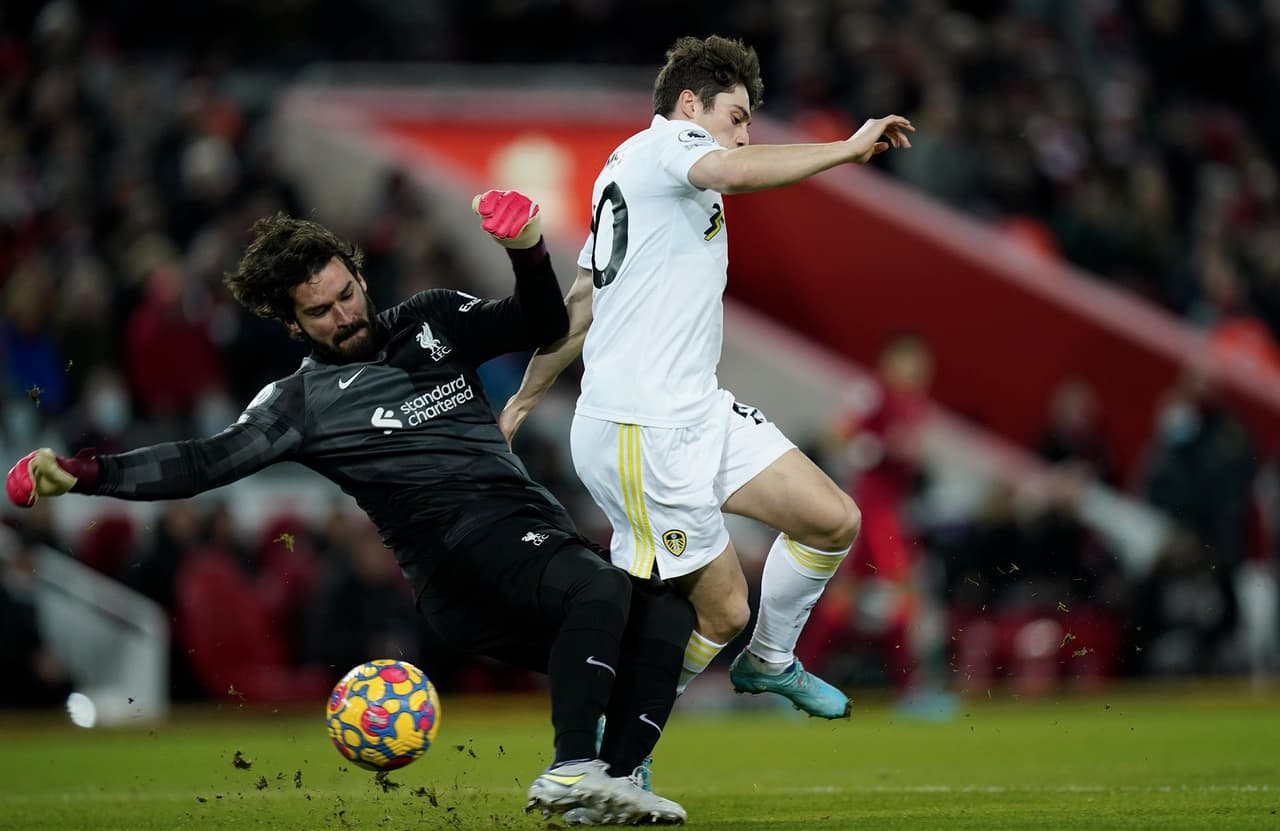 Liverpool no se despeina y golea al Leeds United 6-0 con doblete de Mohamed Salah en penales, un gol de Joao Matip, dos de Sadio Mané y uno más de Virgil Van Djik de último minuto durante el partido correspondiente a la J19 en la Premier League.