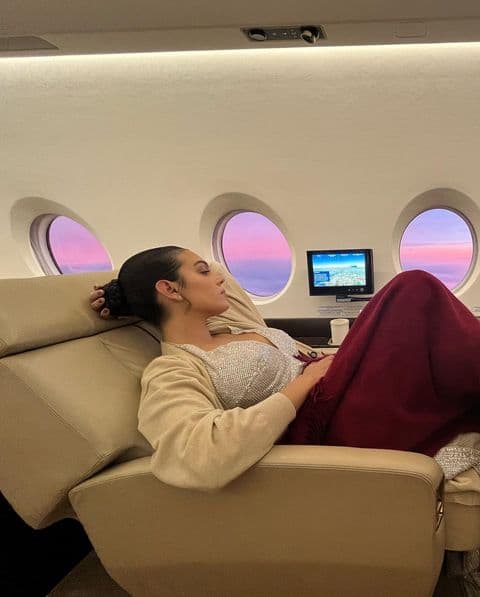 Georgina publicó en Instagram una fotografía tomada en su vuelo de regreso a casa, en ella se le ve descansando, tapada con una frazada y disfrutando del paisaje.