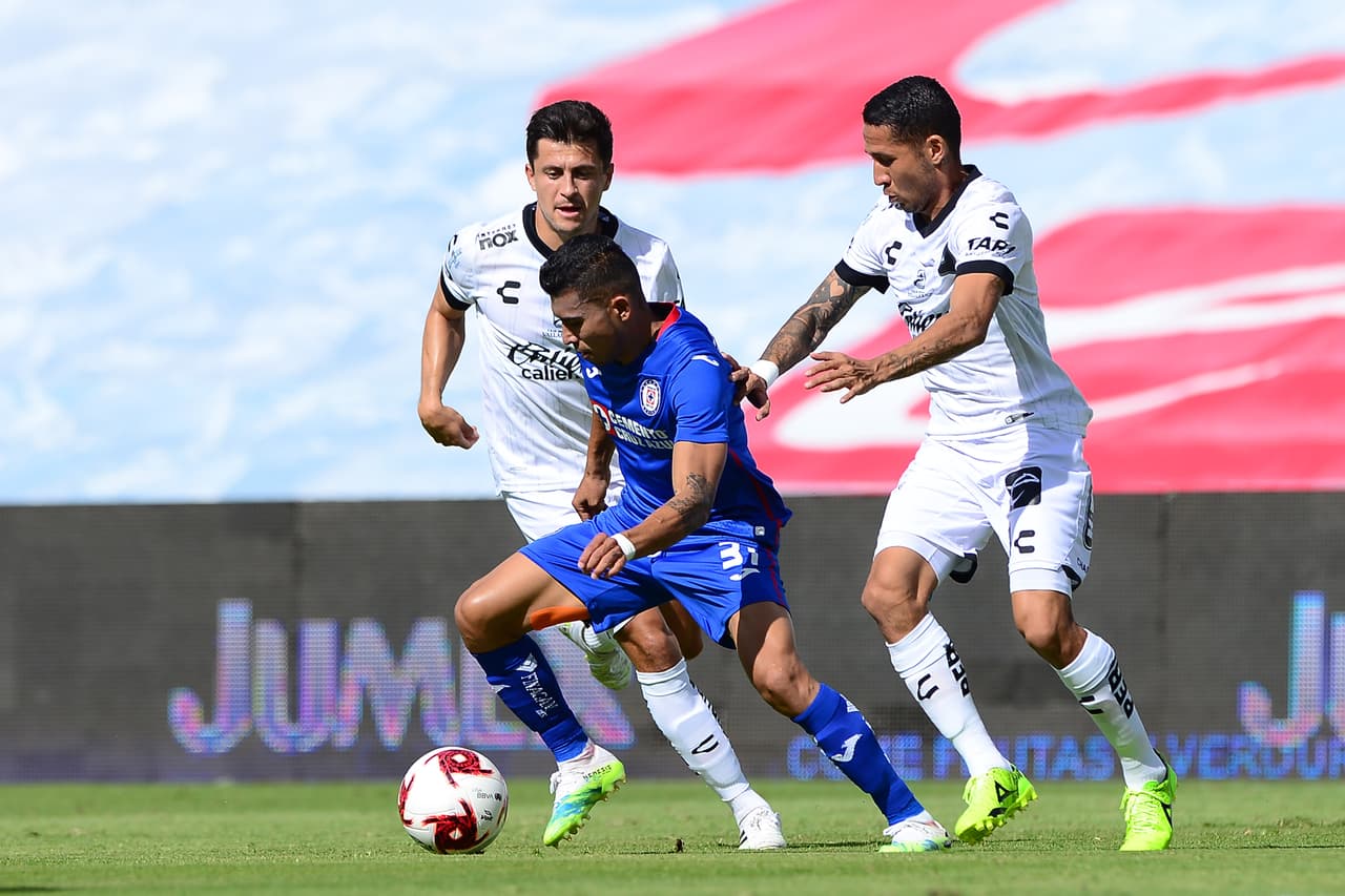 Querétaro termina la racha de Cruz Azul y consigue su primera victoria del torneo.