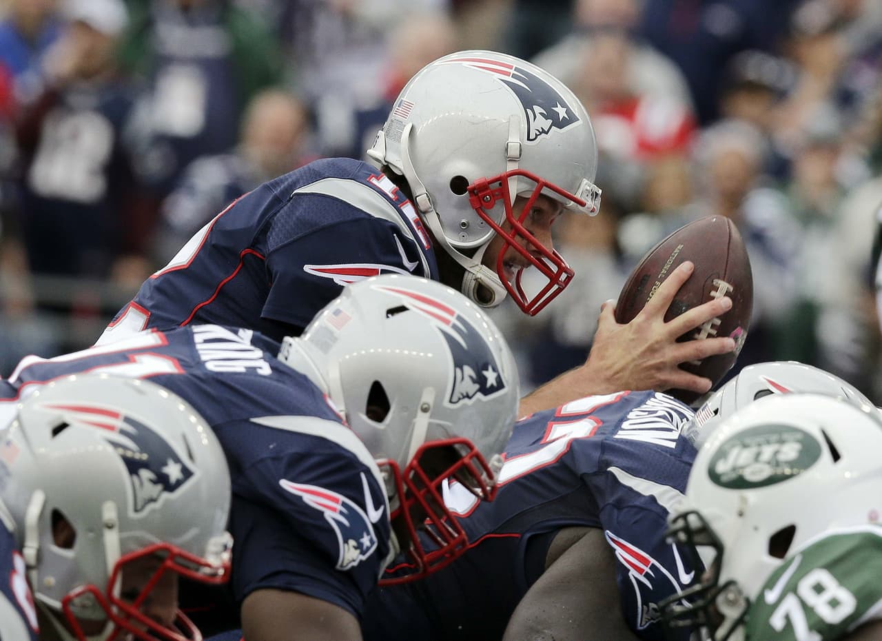 5. Ver el estilo de juego de Tom Brady es un privilegio. No hay en la actualidad un jugador que domine perfectamente su sistema, ajuste y funcione. Sus números son siempre espectaculares, pero el liderazgo en el terreno de juego no se mide en números sino en reacciones de sus compañeros y confusión de sus rivales.