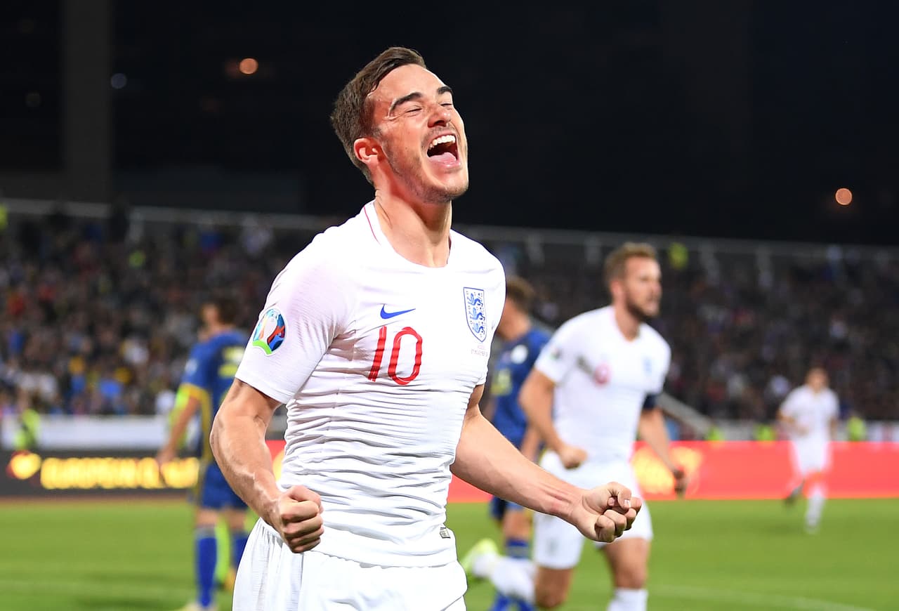 Kosovo es derrotado por Inglaterra 4-0 y es así como los ingleses obtienen su pase a la Euro 2020 como líder de grupo. Los goles fueron anotados por Winks, Kane, Rashford y Mount. Inglaterra se lleva siete victorias y una derrota.