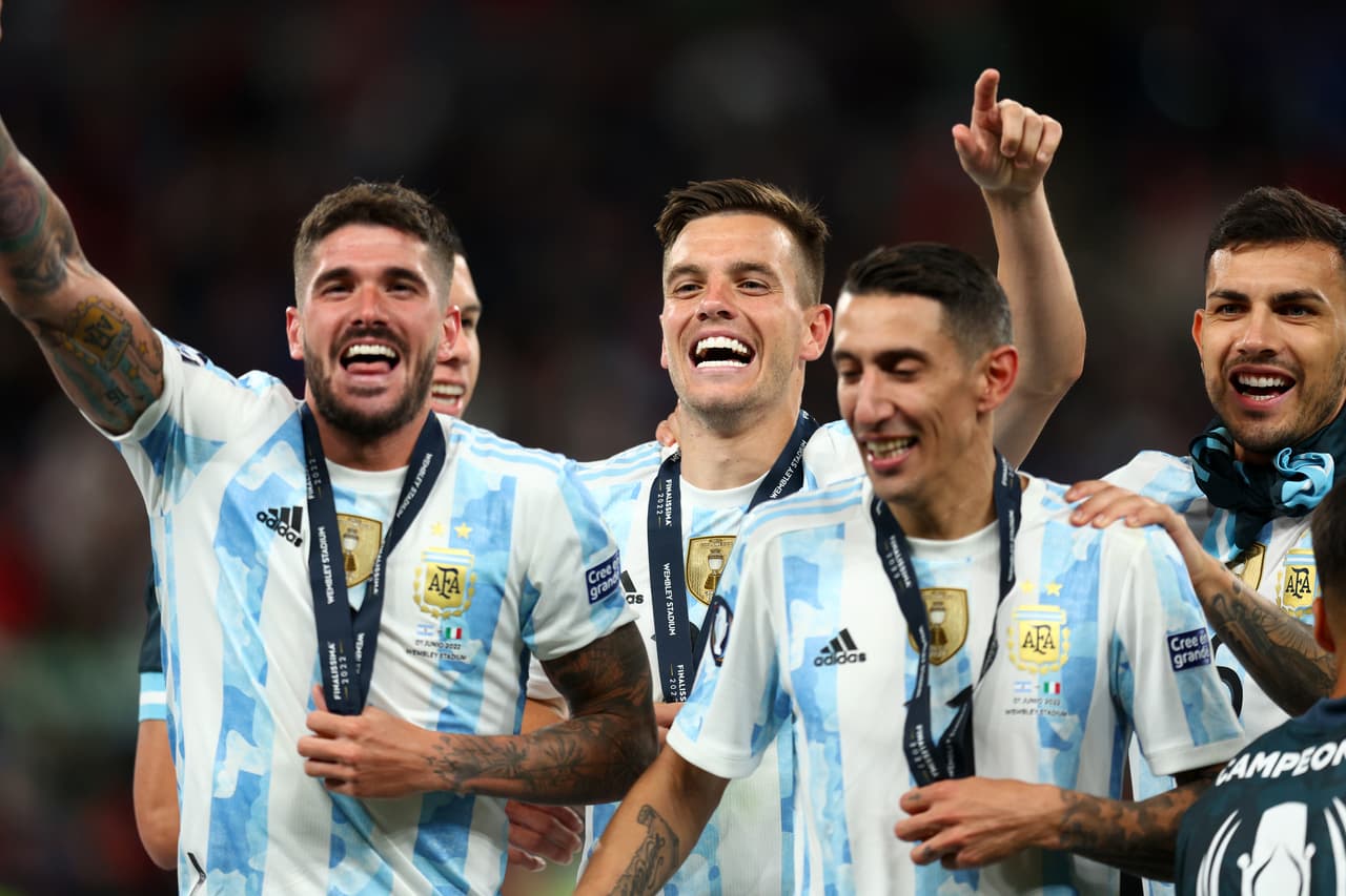 Así celebraron Argentina y Lionel Messi tras golear 0-3 a Italia para levantar la Finalissima en Wembley.