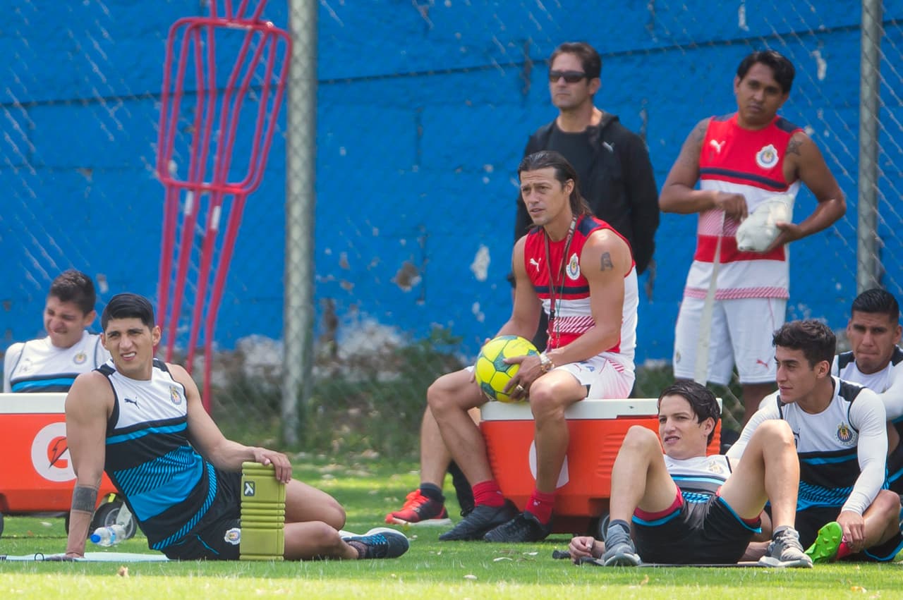El estilo de Almeyda es muy cercano a sus dirigidos, con lo que logra comunicar con facilidad lo que quiere que se plasme en el terreno. Esto le ha devuelto mística a Chivas de Guadalajara.