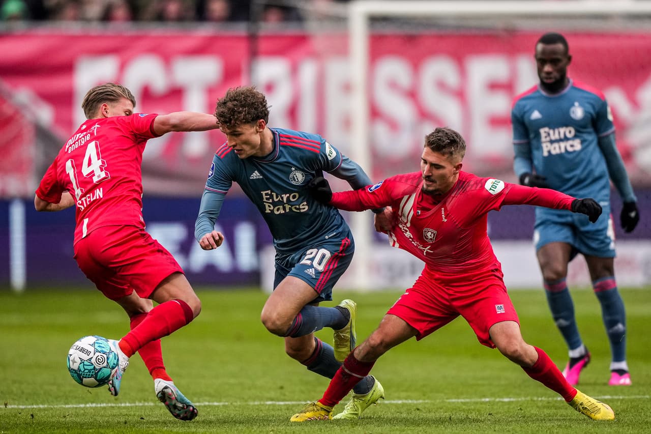 El Feyenoord empató ante el Twente con gol de Giménez, Ajax de Sánchez y Álvarez goleó al Excelsior a domicilio