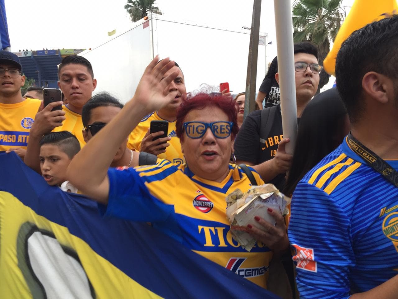 Fantástico ambiente el que crearon los fieles aficionados de los Tigres ante la llegada de su amado equipo a los alrededores del Estadio Universitario. ¡Miren qué colorido!