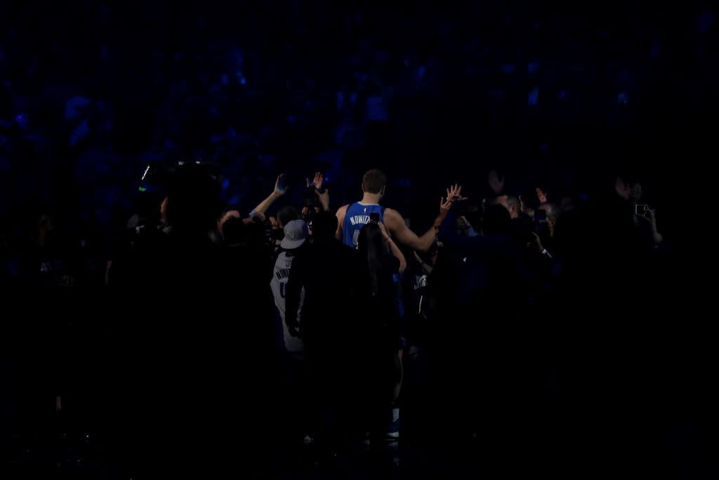 Este miércoles los Dallas Mavericks cierran su temporada, ya eliminados, en San Antonio, uno de los más duros rivales históricos de Nowitzki y los Mavs. Pero esta noche, al menos, fue el último juego de Dirk en American Airlines Center.