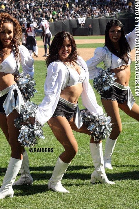 Cuatro temporadas deleitando a los fans de la NFL. Brandi está en las filas de las fabulosas Raiderettes y te presentamos las mejores tomas de ella.