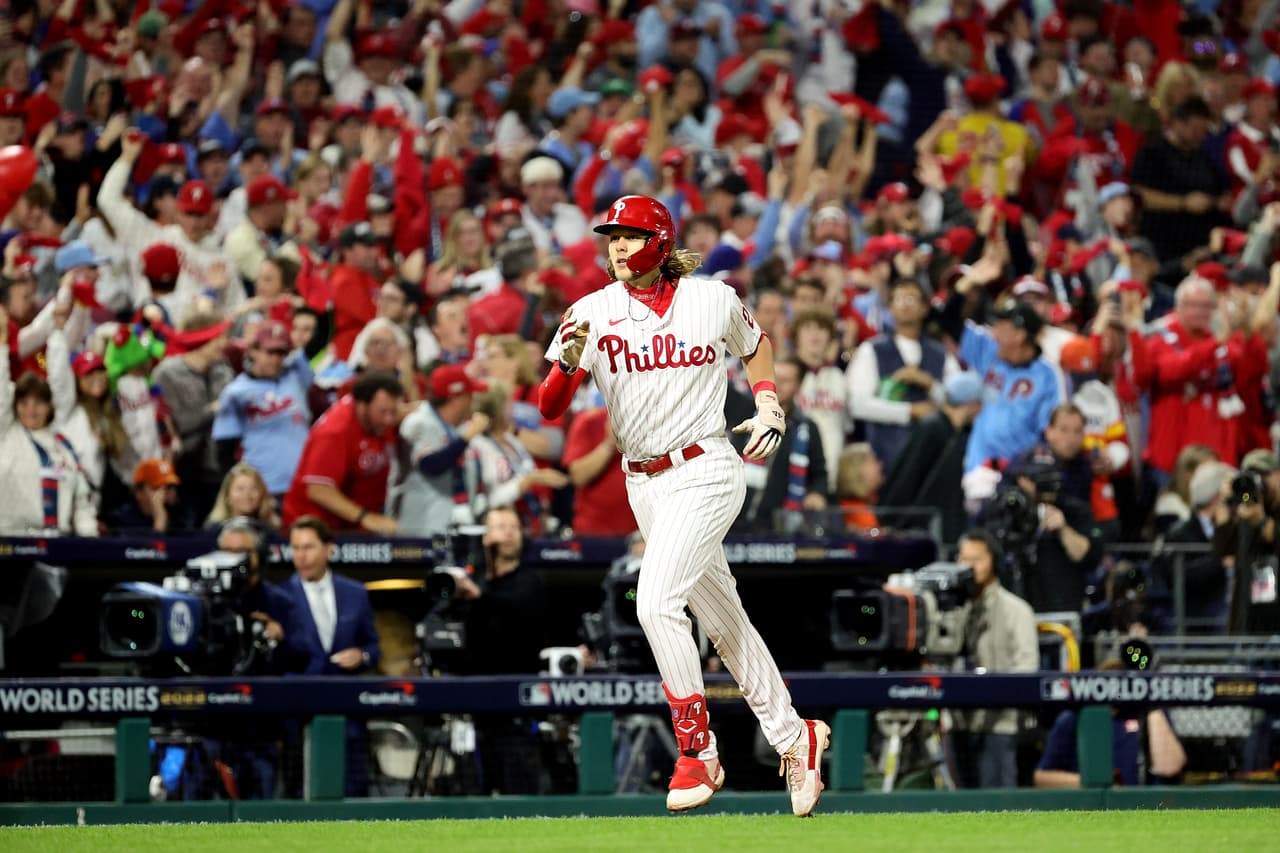 Philadelphia Phillies se llevó el tercer juego de la Serie Mundial para tomar ventaja de 2-1 sobre Houston Astros, que tuvo a José Urquidy en la lomita.