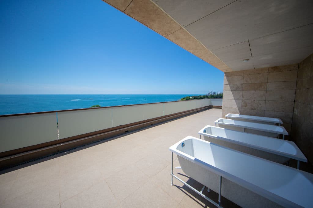 Así es la guarida que Brasil tendrá en Rusia 2018. Balcones con vista al mar, una cancha, áreas de esparcimiento y relajación, y habitaciones de lujo a disposición de los artistas del balón.