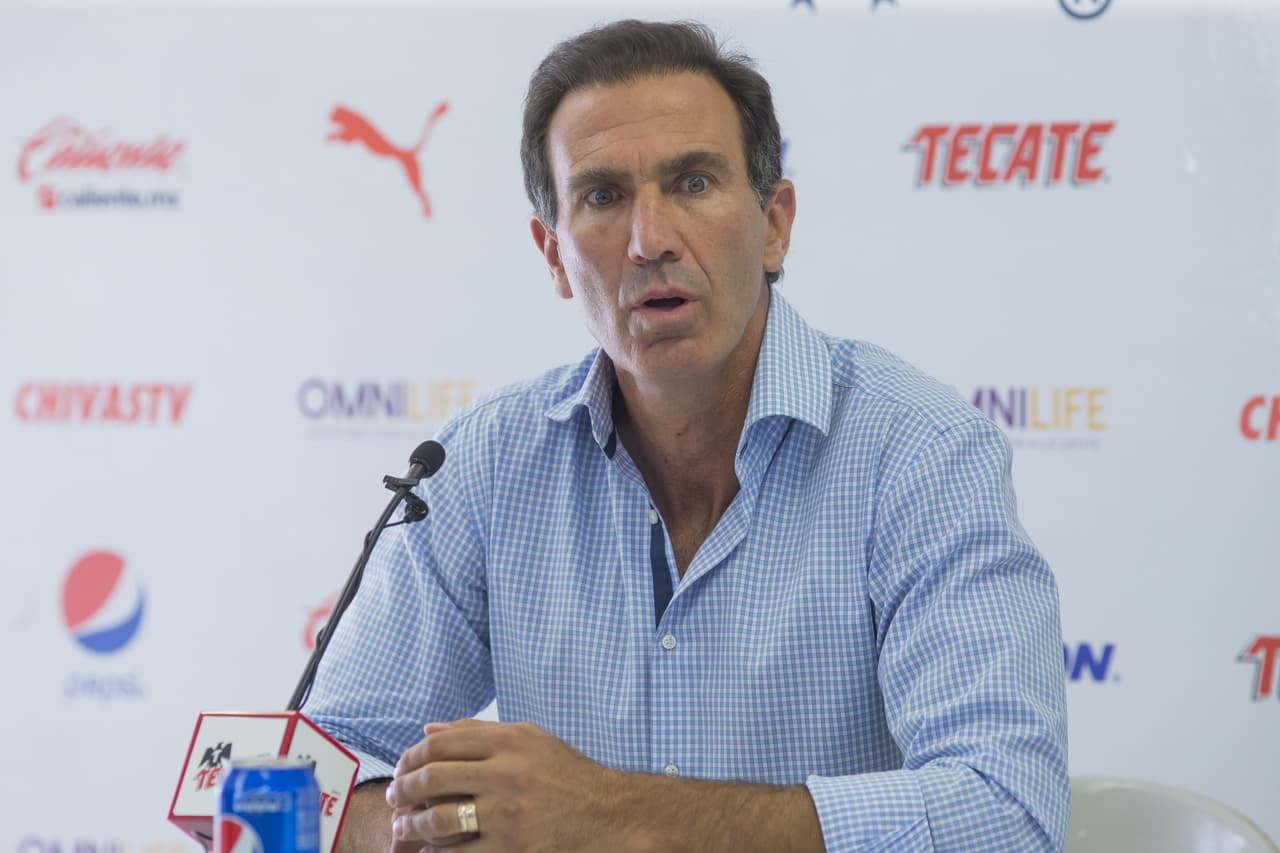 "Matías no se va a presentar mañana, no está en Guadalajara, pero no ha dejado de ser el técnico de Chivas", comenzó diciendo en tono serio De Anda en la rueda de prensa.