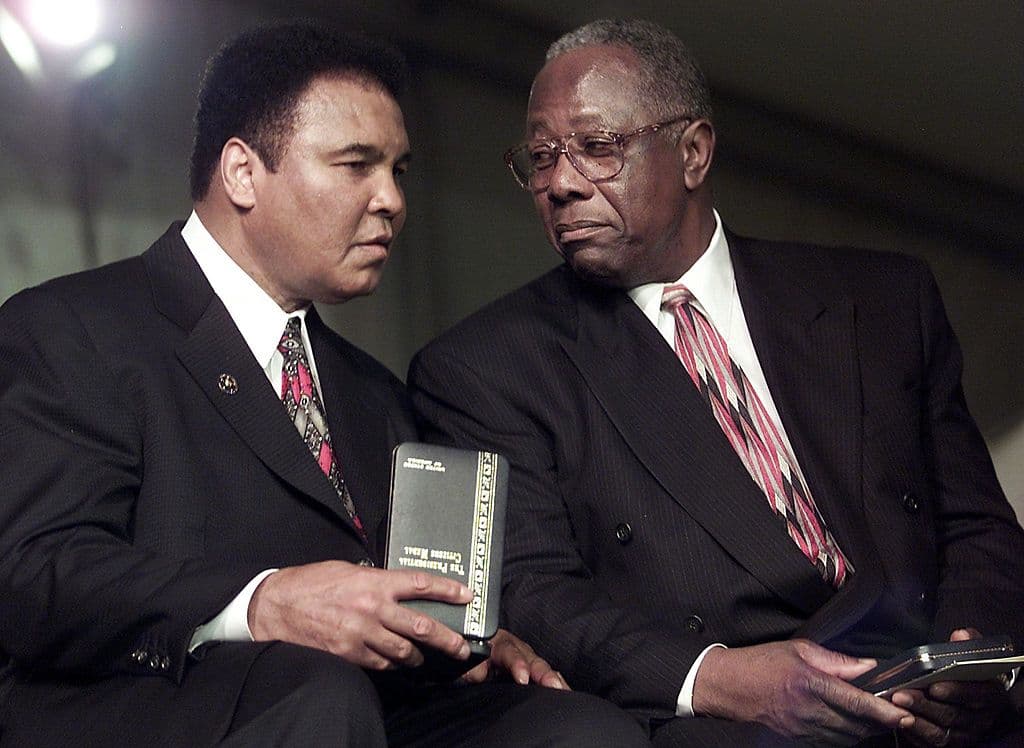 Hablar de Hank Aaron es hablar de una auténtica leyenda. El Martillo nació en Mobile, Alabama en 1934 y a los 20 años hizo su debut en las Grandes Ligas, dejando un enorme legado dentro del diamante.