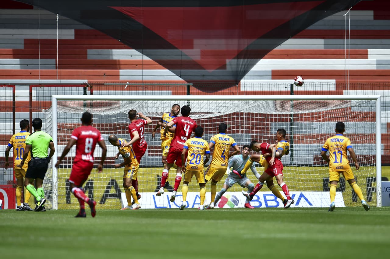 Jorge Torres es amonestado con una tarjeta amarilla.