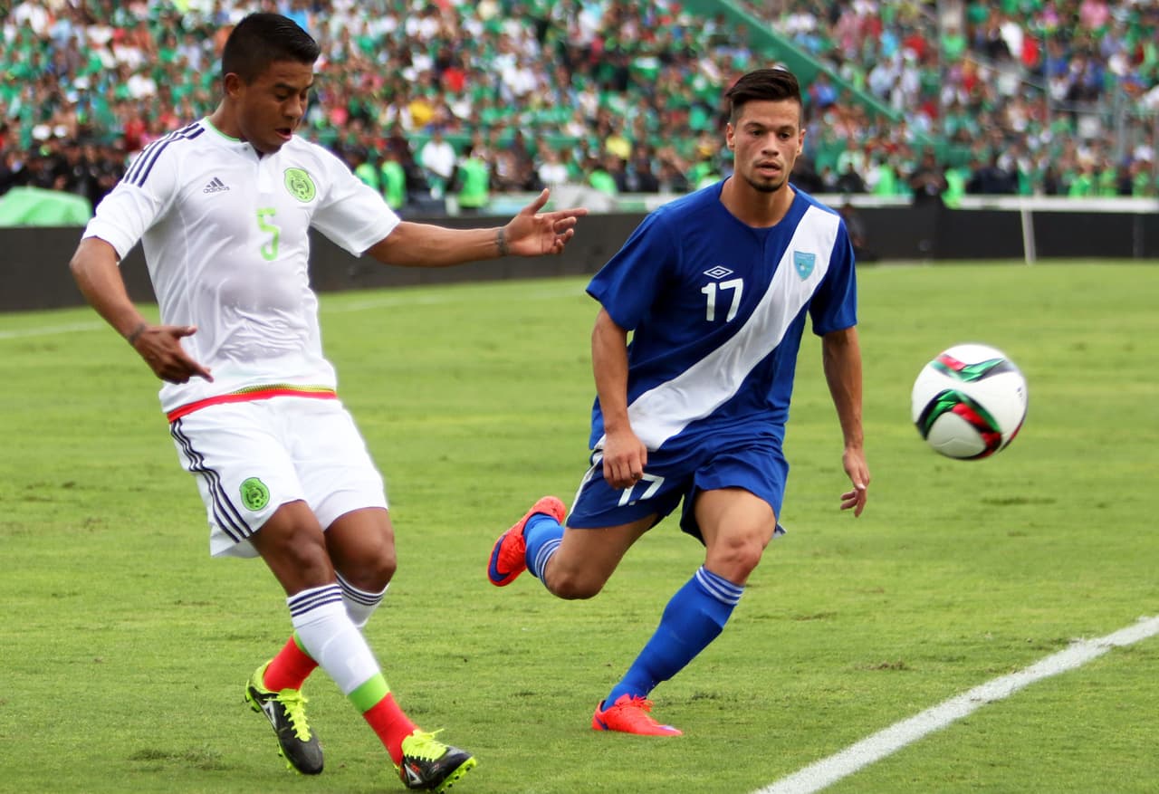 Juan Carlos Medina- fue activo en el encuentro sin ser un peso específico. Calificación 8