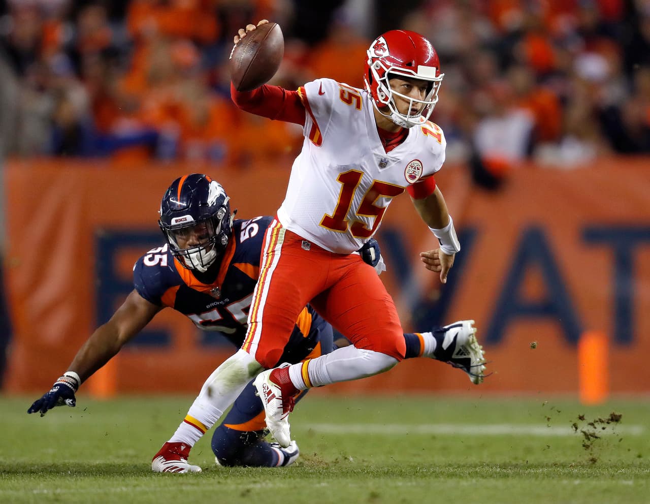 Pat Mahomes no jugó al rojo vivo como en los primeros tres juegos pero se las arregló para lanzar para 304 yardas, completando 28 de 45 intentos con un pase de anotación.