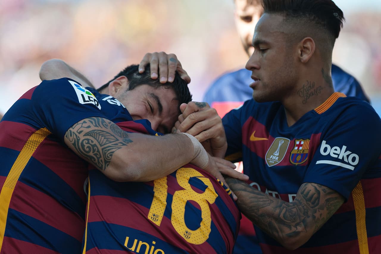 En un partido discreto del Barcelona, Luis Suárez destacó con un sobresaliente juego y el oportunismo de sus goles..