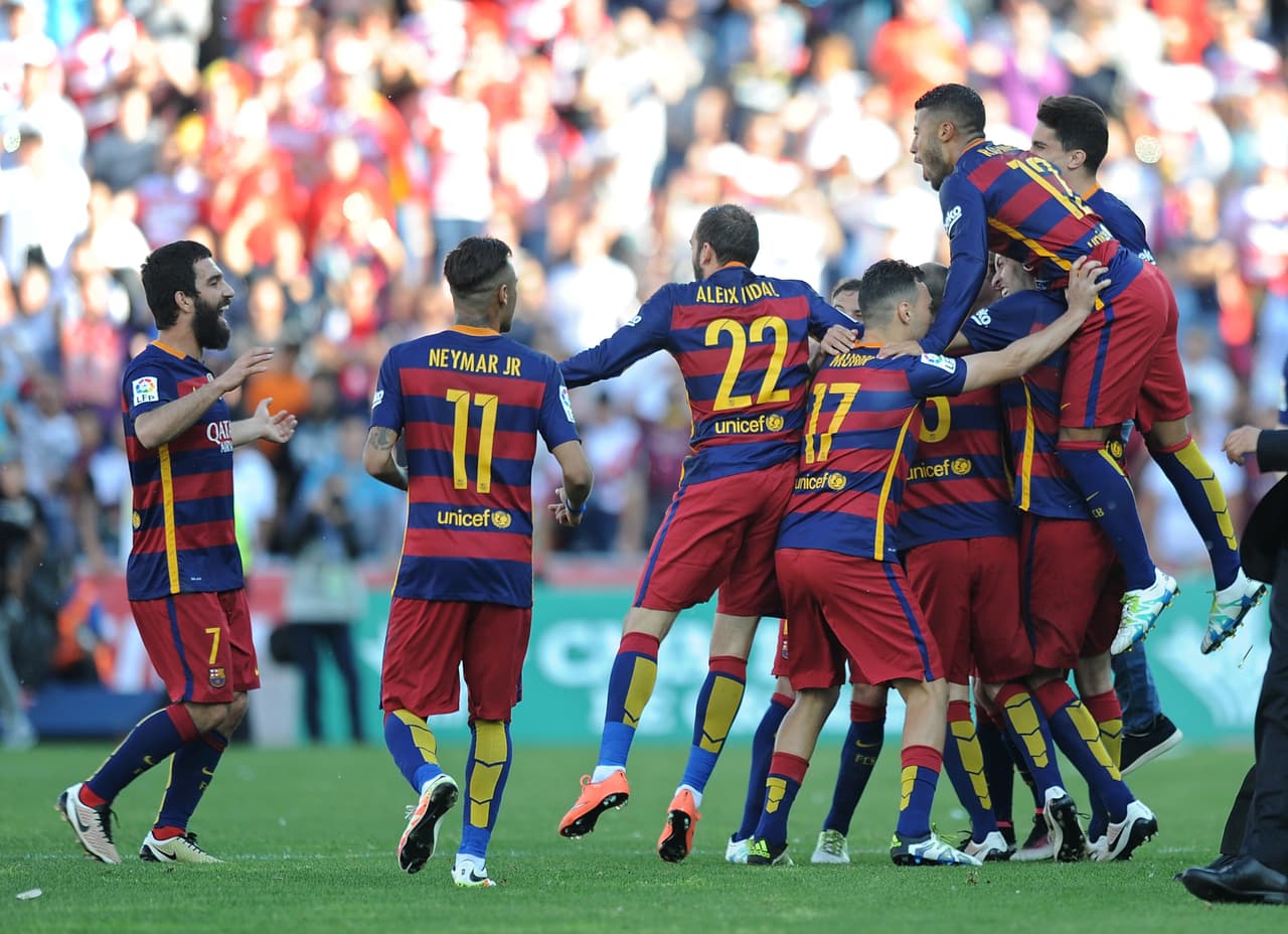 Todos los jugadores saltaron al campo a celebrar. Luis Enrique se quedó a un lado.